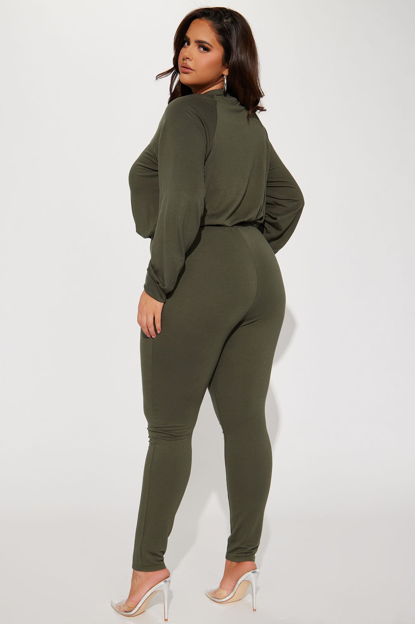 01-27-23Studio4_HY_IM_15-26-10_64_TP8142FN_Olive_P_2977_PLUS_SG