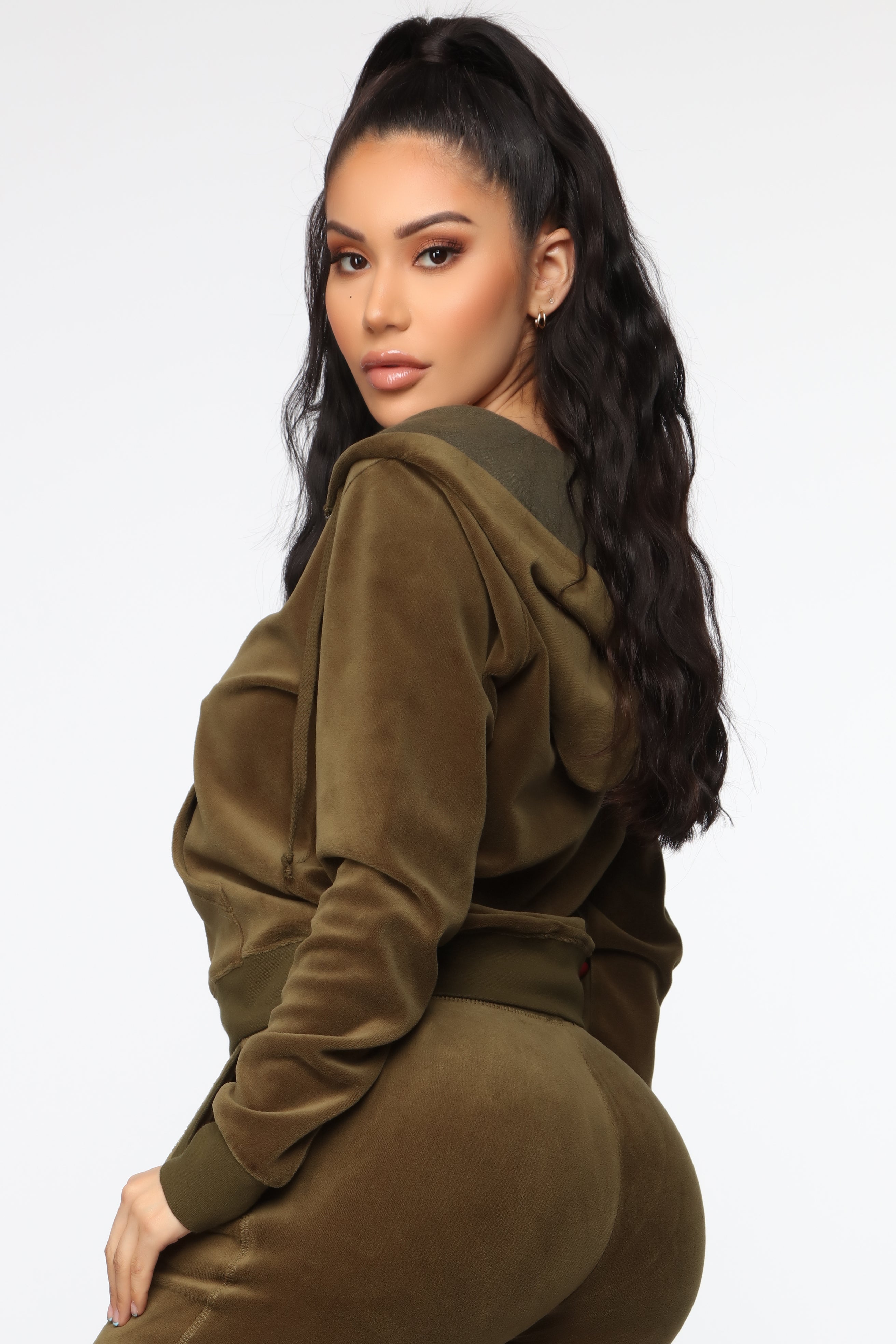 06-20-19_Studio_2_MA_11-55-11_34_68905H68904P_Olive_2948_CROP_NT